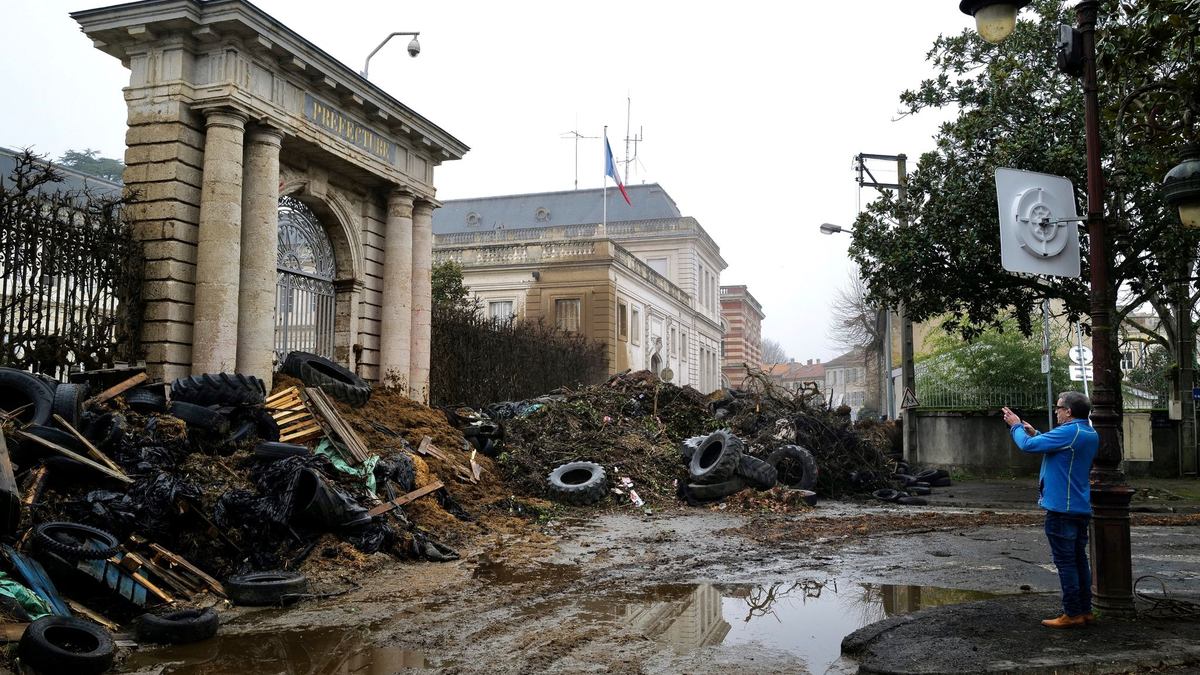 Gülle, Mist und Reifen: Landwirte haben vor dem Eingang des örtlichen Verwaltungsgebäudes in Agen reichlich abgeladen. - Foto: Fred Scheiber/AP/dpa