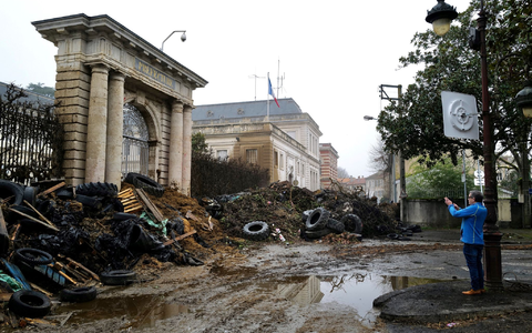 Gülle, Mist und Reifen: Landwirte haben vor dem Eingang des örtlichen Verwaltungsgebäudes in Agen reichlich abgeladen. - Foto: Fred Scheiber/AP/dpa