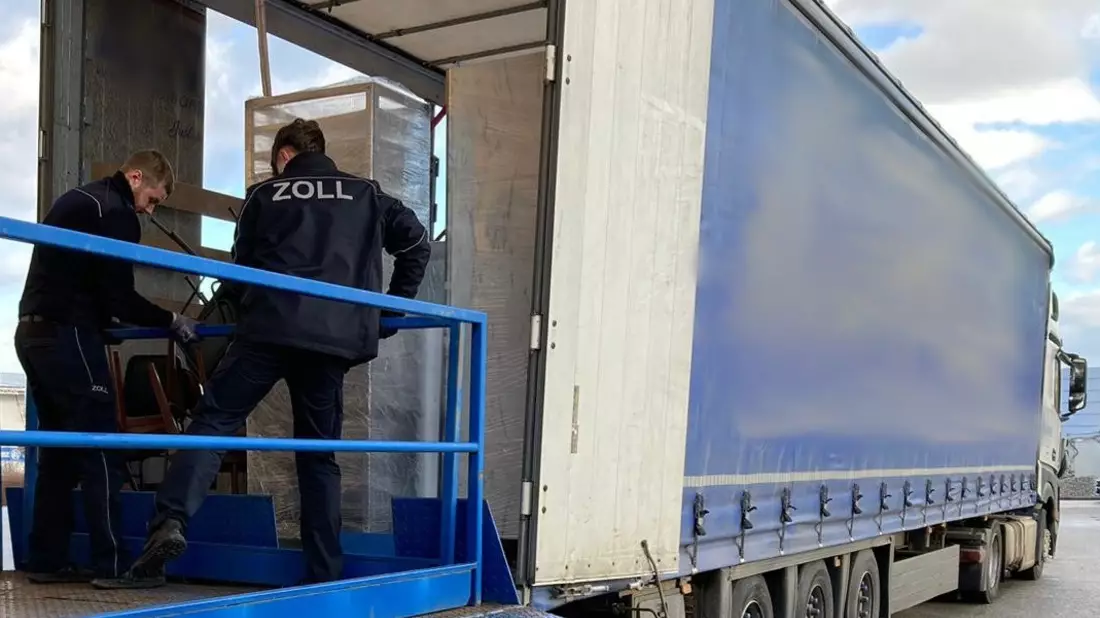 HZA-RO: Altöttinger Zoll verhindert Einfuhr umweltschädlicher FCKW-Mittel in Kühlschränken aus dem Kosovo - Bild: presseportal.de