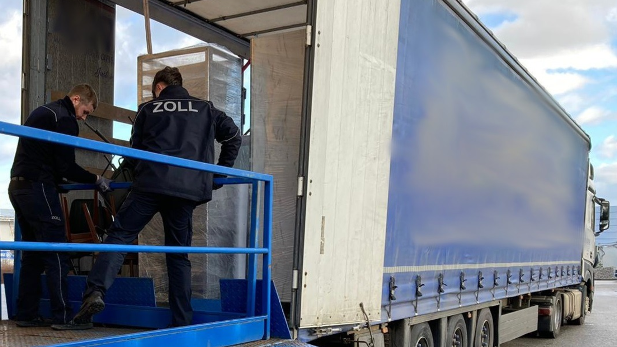 HZA-RO: Altöttinger Zoll verhindert Einfuhr umweltschädlicher FCKW-Mittel in Kühlschränken aus dem Kosovo - Foto: presseportal.de