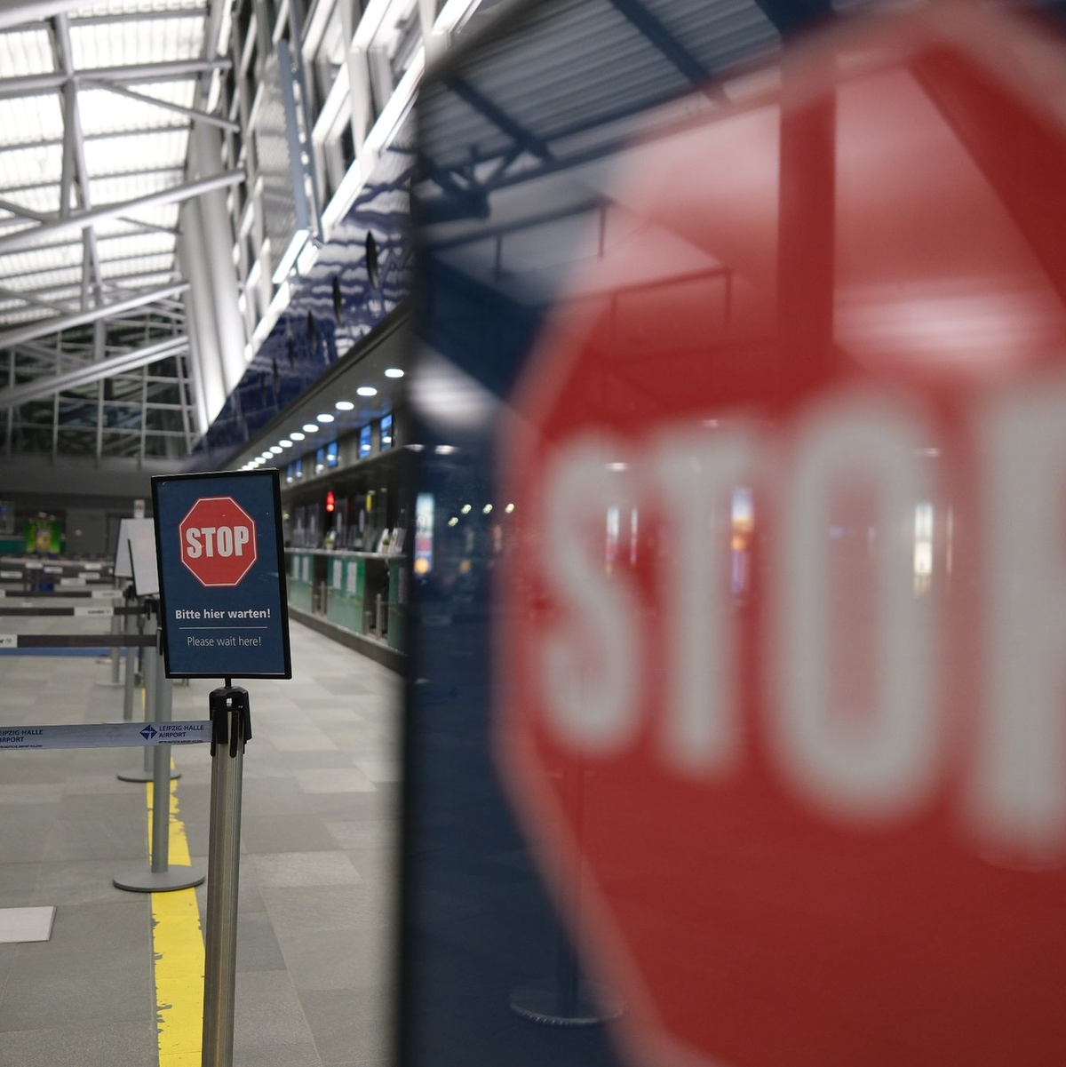 Stop-Schilder in einer leeren Flughafen-Halle. - Foto: Sebastian Willnow/dpa