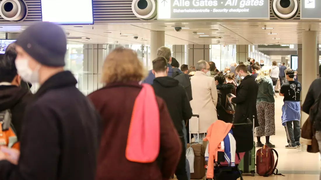 Lange Schlangen an einer Sicherheitskontrolle am Flughafen Hamburg. (Archivbild) - Bild: Bodo Marks/dpa