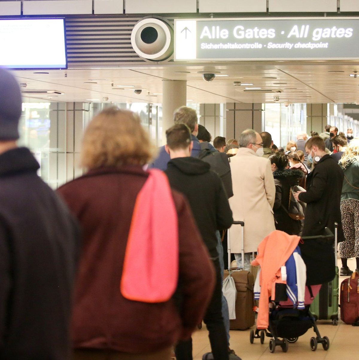 Lange Schlangen an einer Sicherheitskontrolle am Flughafen Hamburg. (Archivbild) - Foto: Bodo Marks/dpa