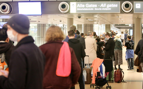 Lange Schlangen an einer Sicherheitskontrolle am Flughafen Hamburg (Archivbild). - Foto: Bodo Marks/dpa