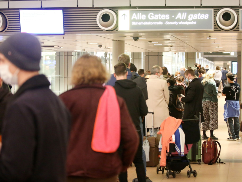 Lange Schlangen an einer Sicherheitskontrolle am Flughafen Hamburg (Archivbild). - Foto: Bodo Marks/dpa