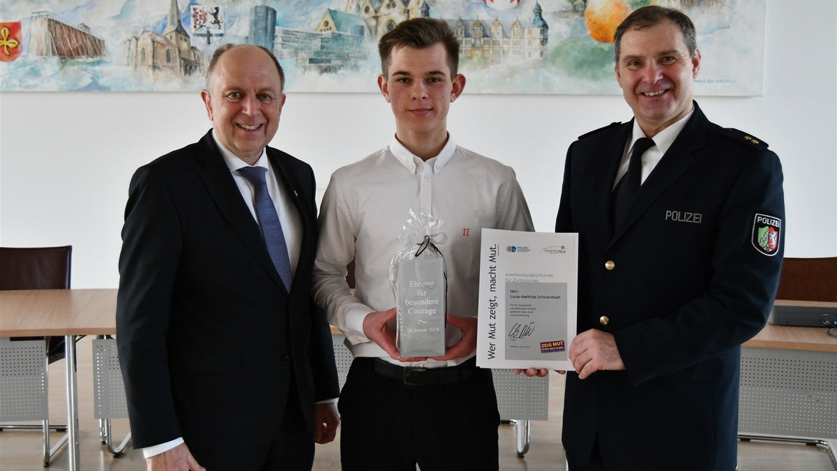 POL-PB: Courage-Ehrung: Durch mutiges Eingreifen Menschenleben gerettet - Foto: presseportal.de