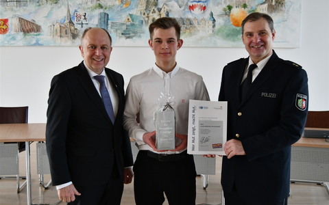 POL-PB: Courage-Ehrung: Durch mutiges Eingreifen Menschenleben gerettet - Foto: presseportal.de