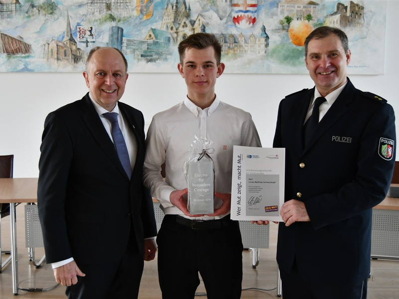 POL-PB: Courage-Ehrung: Durch mutiges Eingreifen Menschenleben gerettet - Foto: presseportal.de