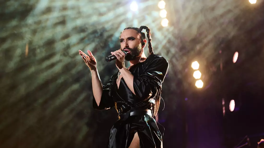 Conchita Wurst bei einem Benefiz-Konzert in der Mercedes-Benz-Arena 2023. - Bild: Annette Riedl/dpa