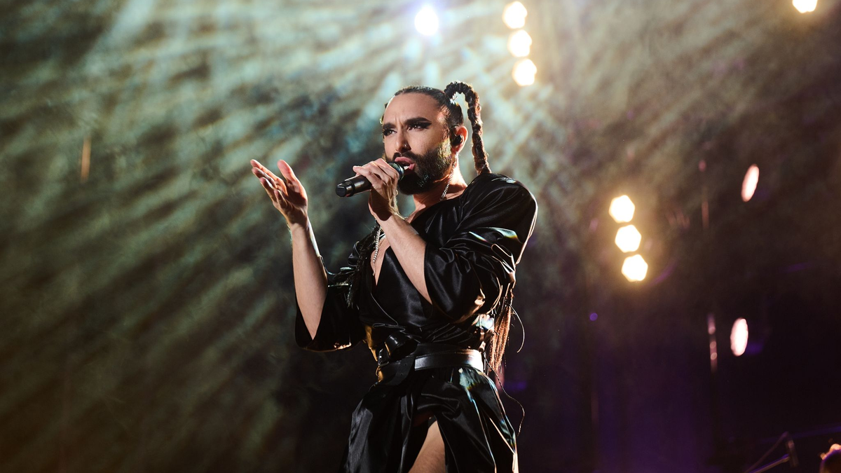 Conchita Wurst bei einem Benefiz-Konzert in der Mercedes-Benz-Arena 2023. - Foto: Annette Riedl/dpa