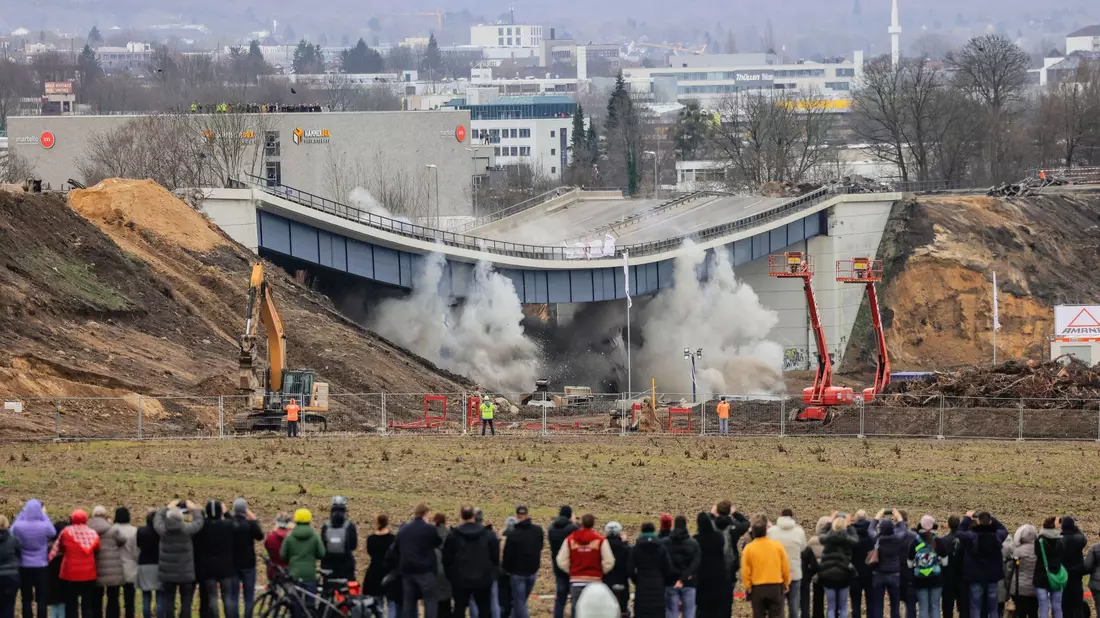 Schaulustige beobachten die Sprengung der Haarbachtalbrücke. - Bild: Oliver Berg/dpa