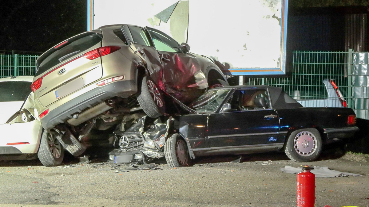 Zwei Teenager im Alter von 13 und 14 Jahren sind in Herne mit einem Auto in mehrere geparkte Autos gerast und schwer verletzt worden. - Foto: S. W./7aktuell.de/dpa