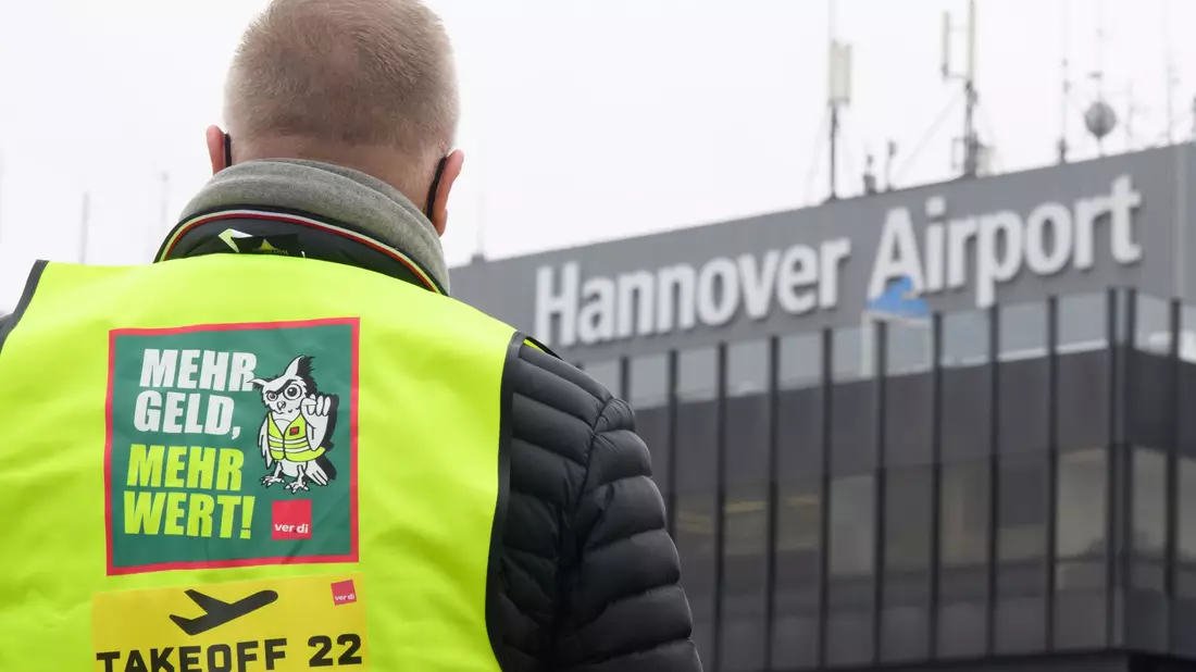 Ohne Sicherheitspersonal ist kein Zugang und damit auch kein Betrieb der Sicherheitsbereiche an den Flughäfen möglich. - Bild: Julian Stratenschulte/dpa