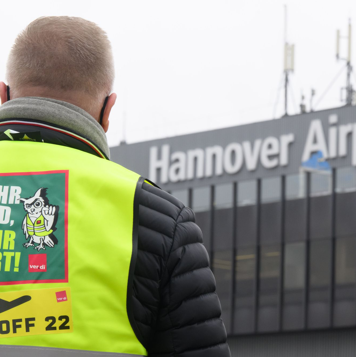 Die Luftsicherheitskräfte vom Flughafen Hannover legen ihre Arbeit nieder. (Archivbild) - Foto: Julian Stratenschulte/dpa