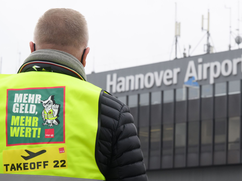 Ohne Sicherheitspersonal ist kein Zugang und damit auch kein Betrieb der Sicherheitsbereiche an den Flughäfen möglich. - Foto: Julian Stratenschulte/dpa