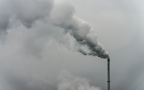 Qualm steigt aus dem Schornstein einer Fabrik. Laut dem Europäischen Wissenschaftlichen Beirat zum Klimawandel wird zur Erreichung der EU-Klimaziele noch nicht genug getan. - Foto: Armin Weigel/dpa