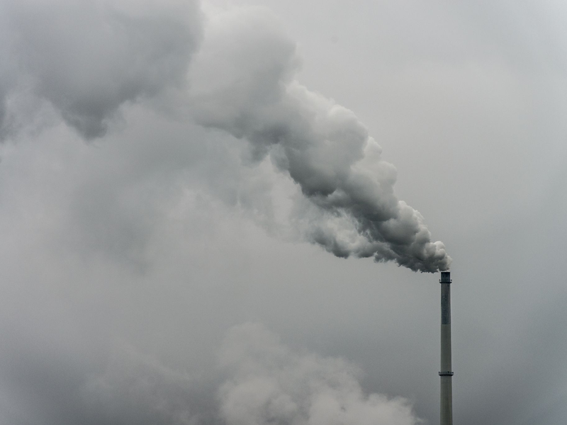 Qualm steigt aus dem Schornstein einer Fabrik. Laut dem Europäischen Wissenschaftlichen Beirat zum Klimawandel wird zur Erreichung der EU-Klimaziele noch nicht genug getan. - Foto: Armin Weigel/dpa