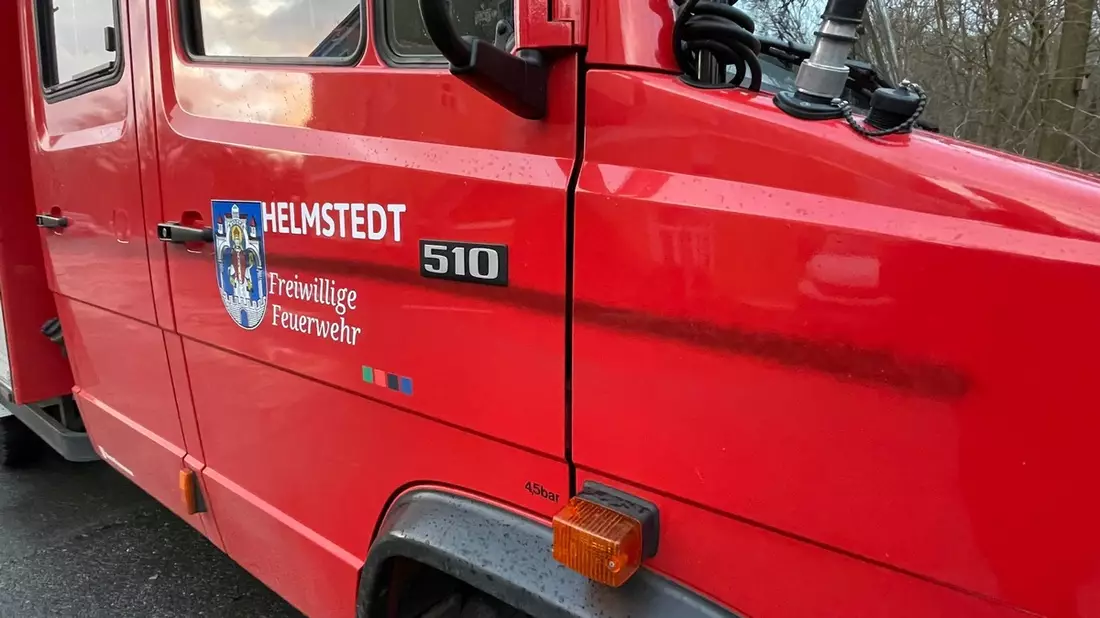 FW Helmstedt: Korrektur Telefonnummer: Sachbeschädigung an Feuerwehrfahrzeug in Emmerstedt - Bild: presseportal.de