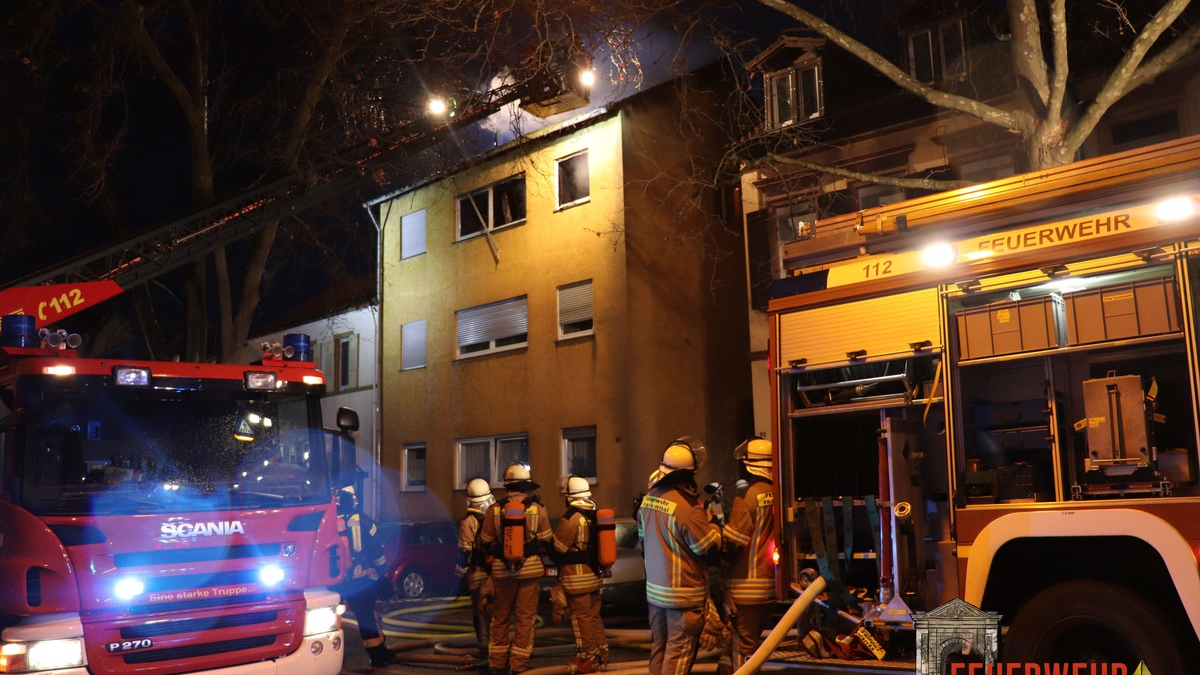 FW Frankenthal: Brand zerstört Wohnung und Dachstuhl - Foto: presseportal.de