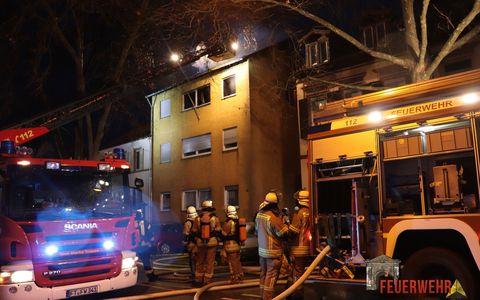 FW Frankenthal: Brand zerstört Wohnung und Dachstuhl - Foto: presseportal.de