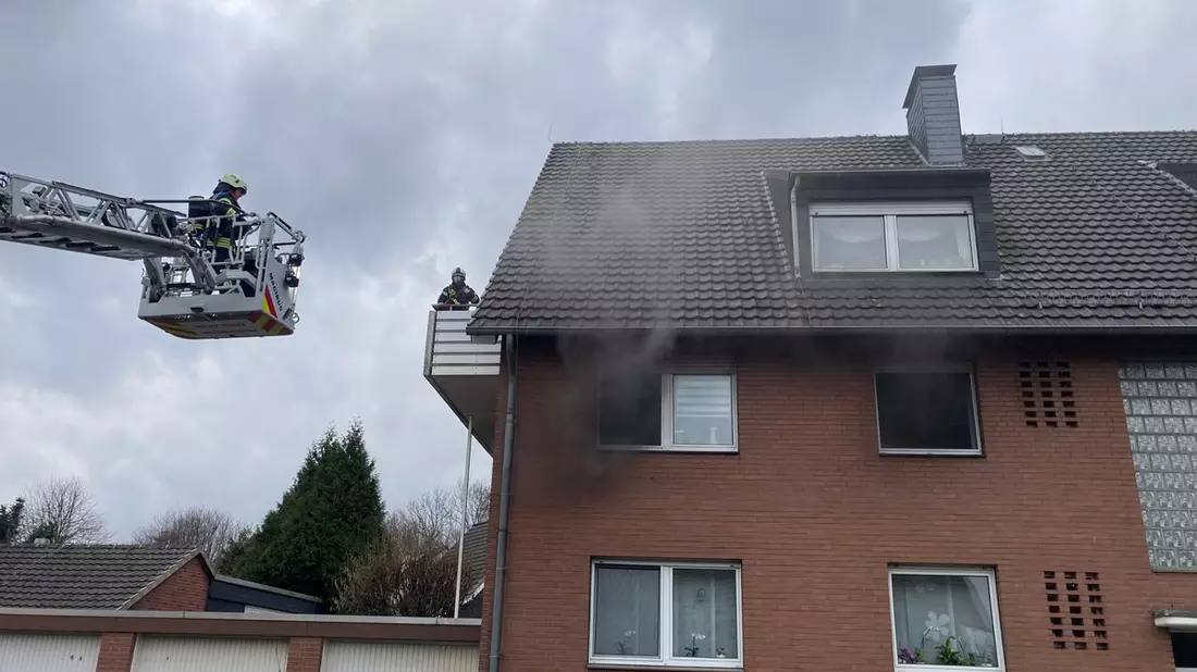 FW Dinslaken: Zimmerbrand, Feuerwehr rettet Katze - Bild: presseportal.de