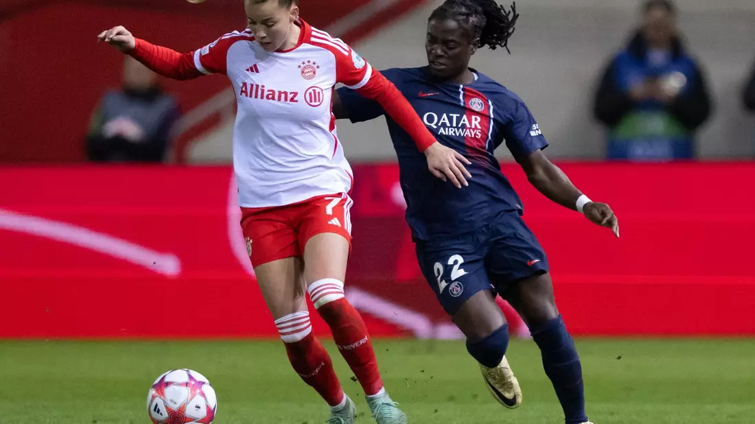 Der FC Bayern um Abwehrspielerin Giulia Gwinn (l) hat die K.o.-Runde in der Champions League dramatisch verpasst. - Bild: Sven Hoppe/dpa