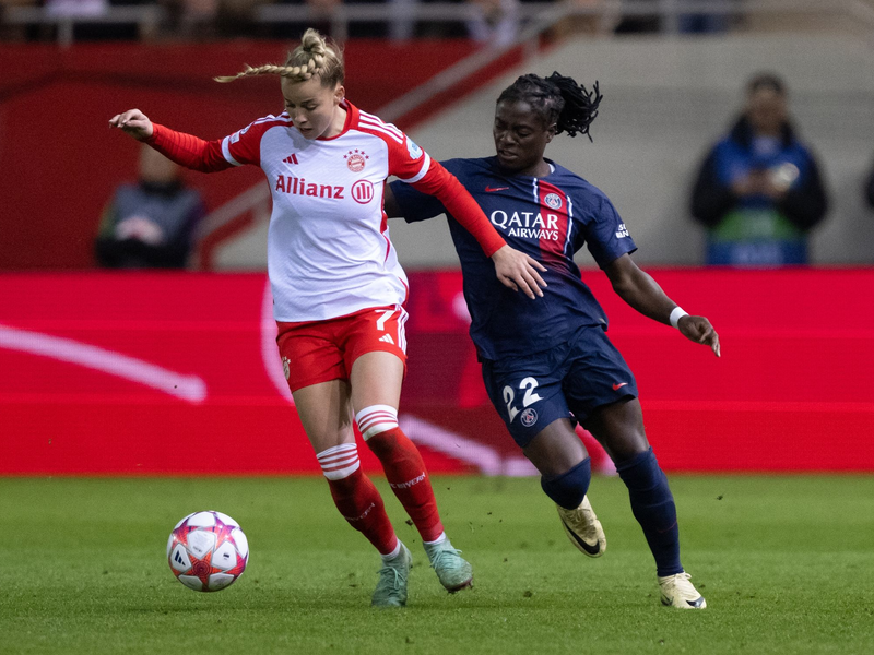 Der FC Bayern um Abwehrspielerin Giulia Gwinn (l) hat die K.o.-Runde in der Champions League dramatisch verpasst. - Foto: Sven Hoppe/dpa