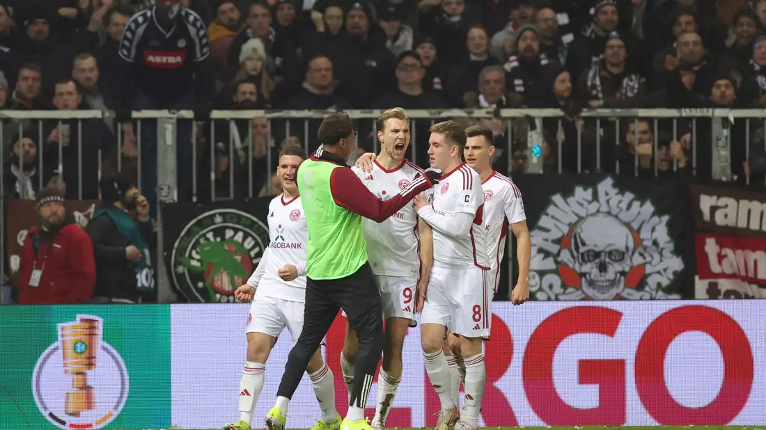 Düsseldorfs Vincent Vermeij (M) jubelt mit seinen Mannschaftskollegen über seinen Treffer zum 0:1. Die Fortuna hat das Pokal-Halbfinale erreicht. - Bild: Christian Charisius/dpa