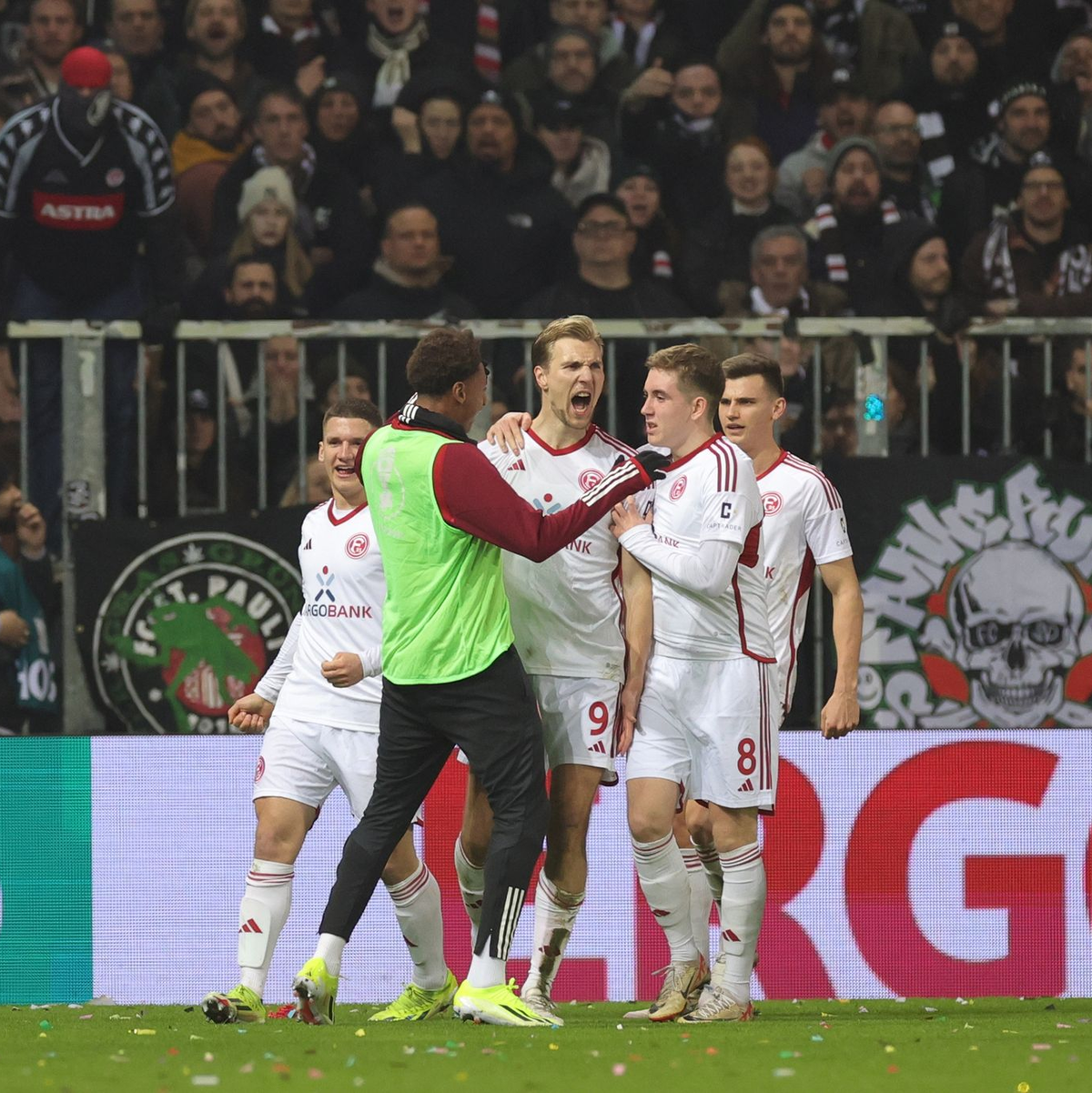 Düsseldorfs Vincent Vermeij (M) jubelt mit seinen Mannschaftskollegen über seinen Treffer zum 0:1. Die Fortuna hat das Pokal-Halbfinale erreicht. - Foto: Christian Charisius/dpa