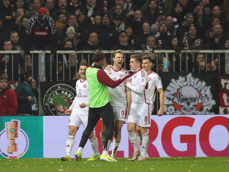 Düsseldorfs Vincent Vermeij (M) jubelt mit seinen Mannschaftskollegen über seinen Treffer zum 0:1. Die Fortuna hat das Pokal-Halbfinale erreicht. - Foto: Christian Charisius/dpa