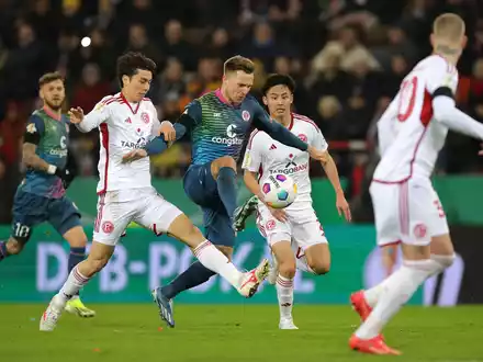 Kann den Elfmeterschuß zum 0:1 nicht halten: St. Paulis Torwart Sascha Burchert. - Foto: Christian Charisius/dpa