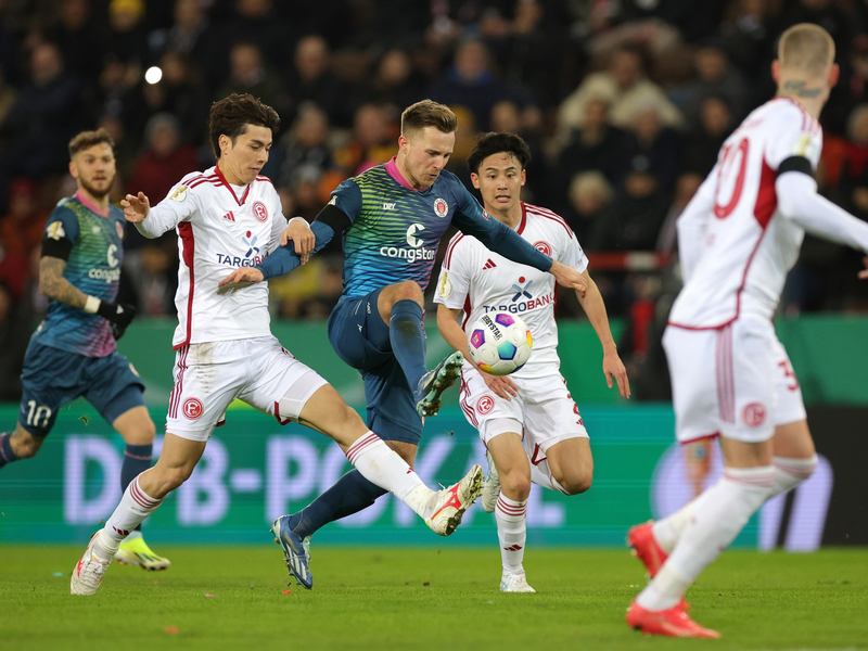 Kann den Elfmeterschuß zum 0:1 nicht halten: St. Paulis Torwart Sascha Burchert. - Foto: Christian Charisius/dpa