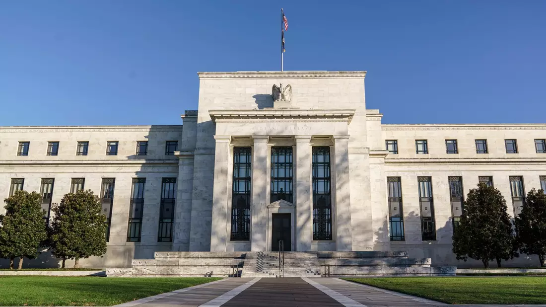 Seit März 2022 hat die Fed ihren Leitzins im Kampf gegen die Inflation um mehr als fünf Prozentpunkte angehoben. - Bild: J. Scott Applewhite/AP/dpa