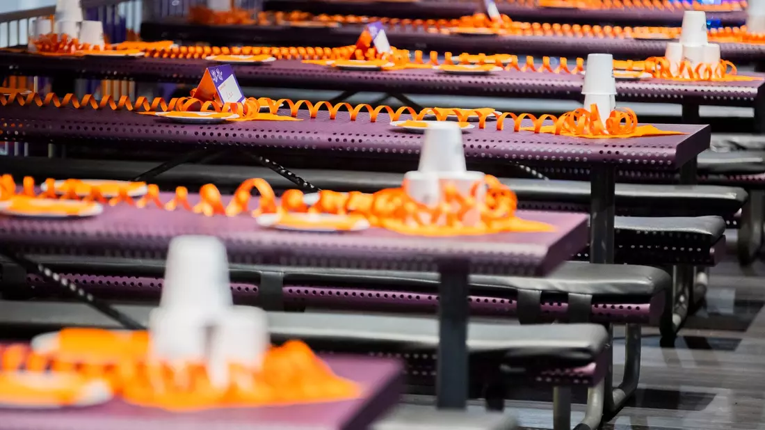 Für Kindergeburtstage greifen einige Eltern, wie hier in einem Trampolinpark, tief in die Tasche. Viele davon fühlen sich unter Druck gesetzt. - Bild: Christoph Soeder/dpa