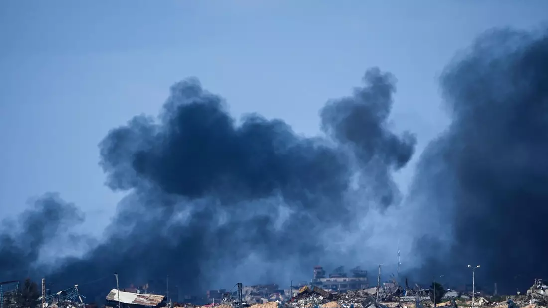 Rauch steigt nach einem israelischen Bombardement im Gazastreifen auf. - Bild: Ariel Schalit/AP