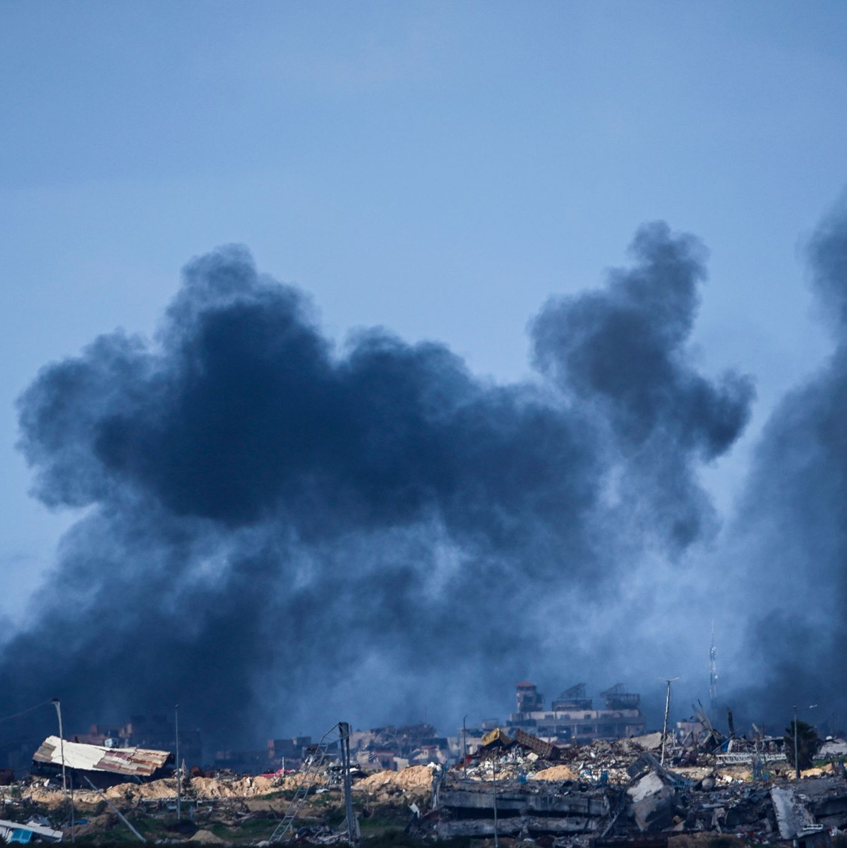 Rauch steigt nach einem israelischen Bombardement im Gazastreifen auf. - Foto: Ariel Schalit/AP