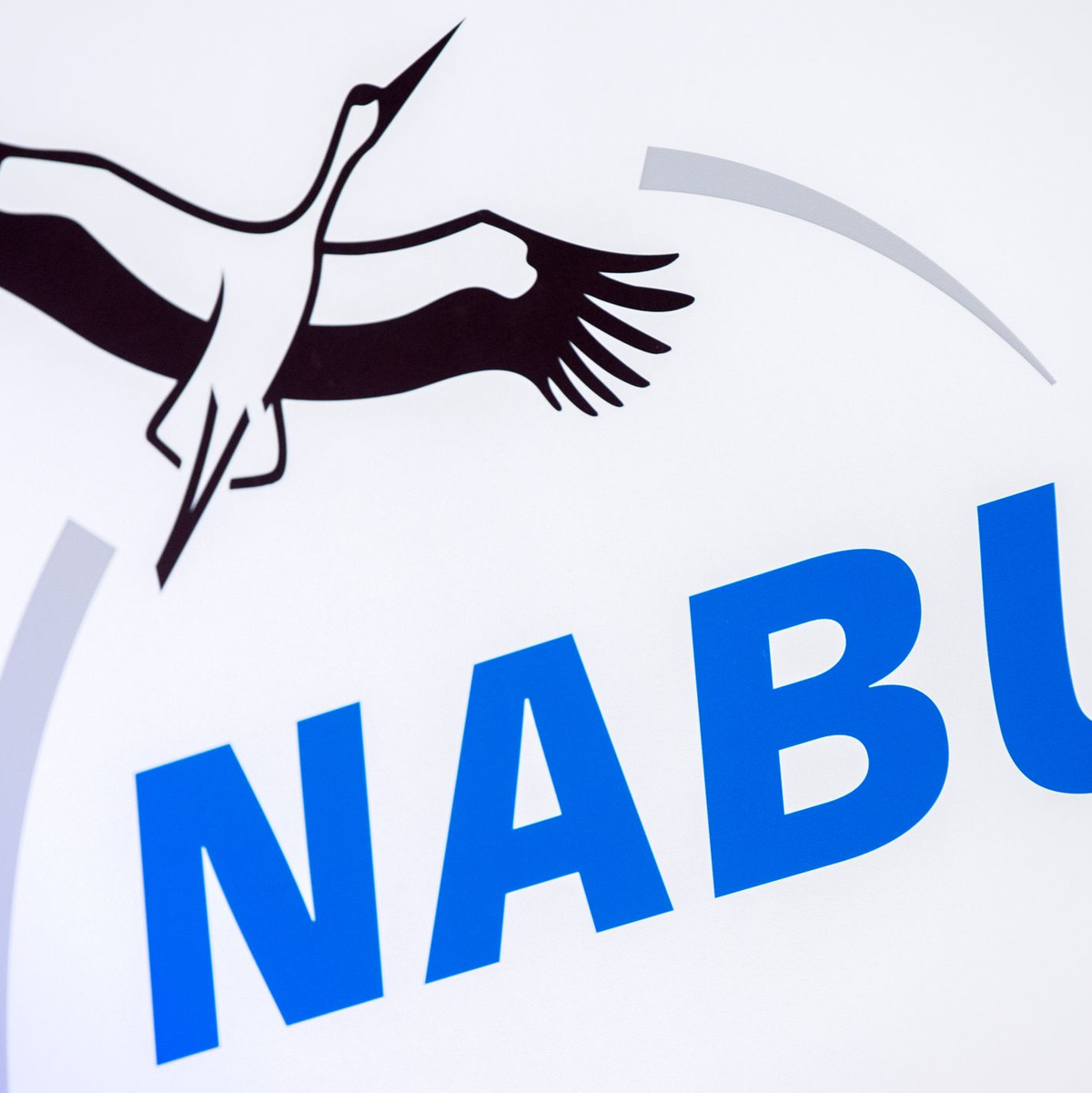 Das Logo des Naturschutzbundes in Deutschland (NABU). - Foto: Hauke-Christian Dittrich/dpa