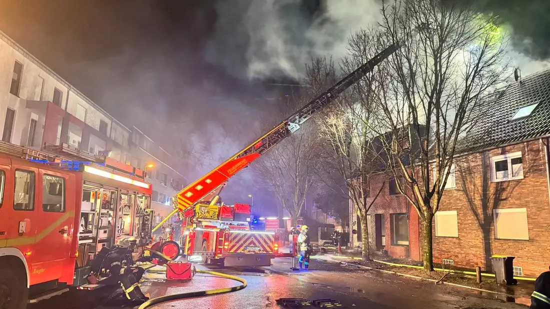 FW-MH: Dramatischer Dachstuhlbrand mit einer schwerverletzten Person in Mülheim an der Ruhr - Bild: presseportal.de