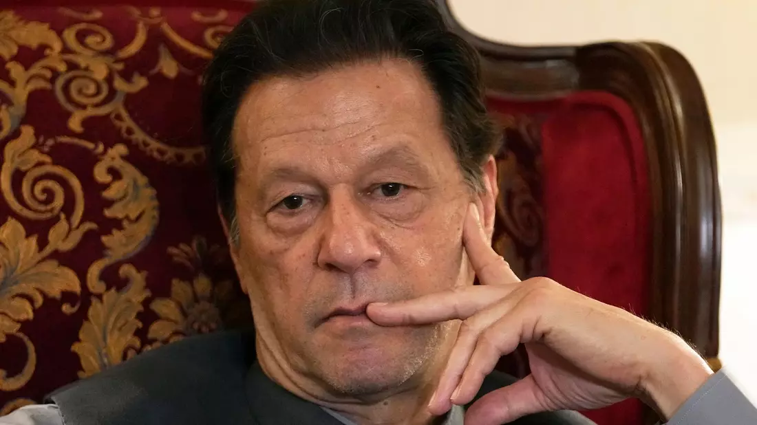 Imran Khan ist innerhalb von zwei Tagen zu insgesamt 24 Jahren Haft verurteilt worden. - Bild: K.M. Chaudary/AP