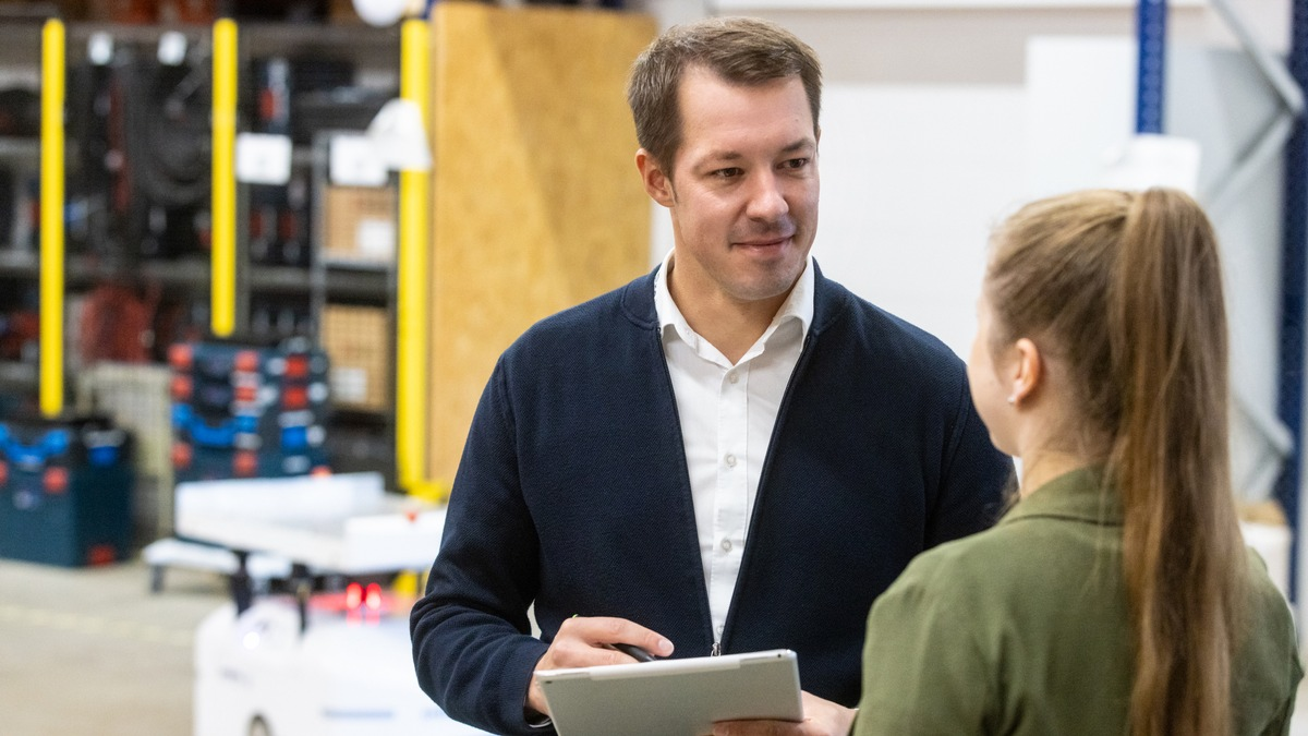 Markus Zipper von der ProLog Automation GmbH & Co. KG: Wie fahrerlose Transportsysteme die Effizienz in Betrieben steigern - Foto: presseportal.de