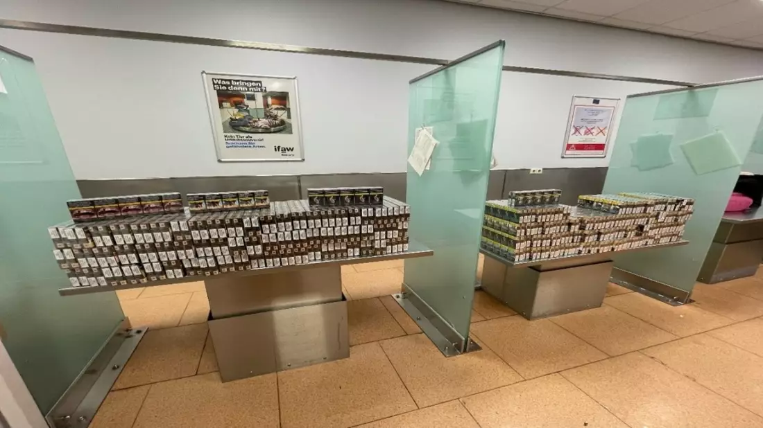 HZA-IZ: Hauptzollamt Itzehoe verhindert gewerbsmäßigen Zigarettenschmuggel - 31.600 Zigaretten bei einer Reisenden am Flughafen Hamburg festgestellt - Bild: presseportal.de