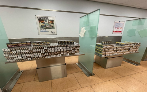 HZA-IZ: Hauptzollamt Itzehoe verhindert gewerbsmäßigen Zigarettenschmuggel - 31.600 Zigaretten bei einer Reisenden am Flughafen Hamburg festgestellt - Foto: presseportal.de