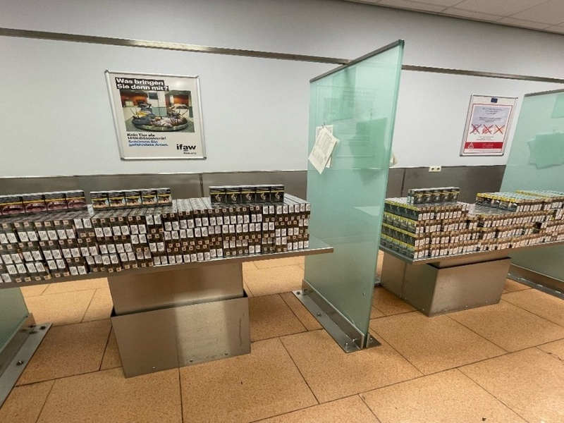 HZA-IZ: Hauptzollamt Itzehoe verhindert gewerbsmäßigen Zigarettenschmuggel - 31.600 Zigaretten bei einer Reisenden am Flughafen Hamburg festgestellt - Foto: presseportal.de