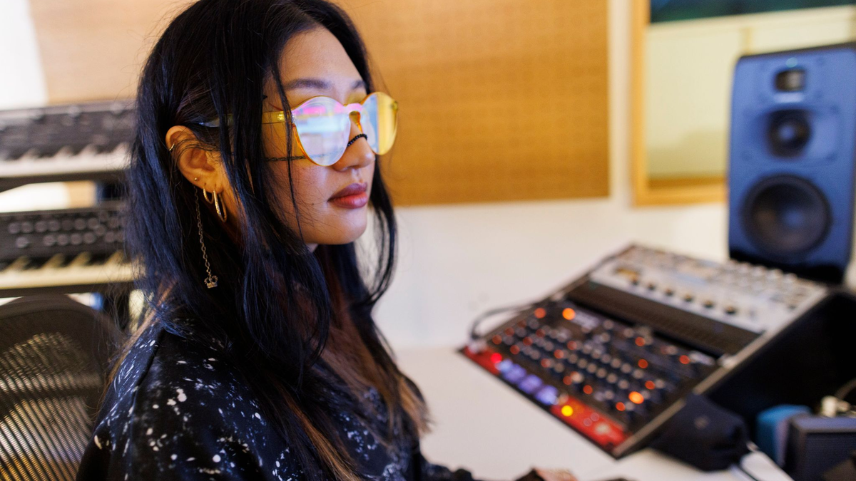 Musikerin Rania Kim zwischen Displays, Anlagen und Instrumenten in einem Studio in Berlin. - Foto: Carsten Koall/dpa