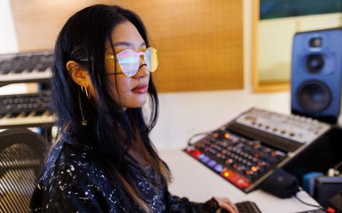 Musikerin Rania Kim zwischen Displays, Anlagen und Instrumenten in einem Studio in Berlin. - Foto: Carsten Koall/dpa Musikerin Rania Kim zwischen Displays, Anlagen und Instrumenten in einem Studio in Berlin. - Foto: Carsten Koall/dpa