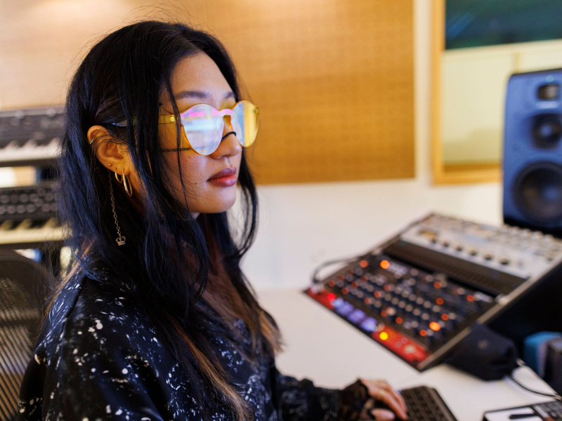 Musikerin Rania Kim zwischen Displays, Anlagen und Instrumenten in einem Studio in Berlin. - Foto: Carsten Koall/dpa
