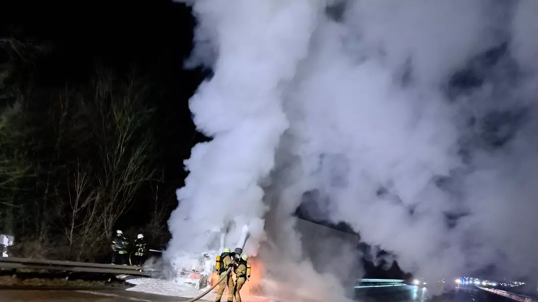 FW Pforzheim: LKW-Brand auf der BAB 8 - Bild: presseportal.de