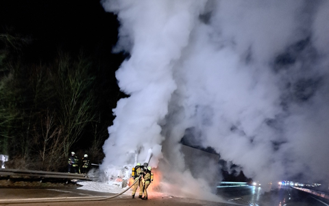 FW Pforzheim: LKW-Brand auf der BAB 8 - Foto: presseportal.de