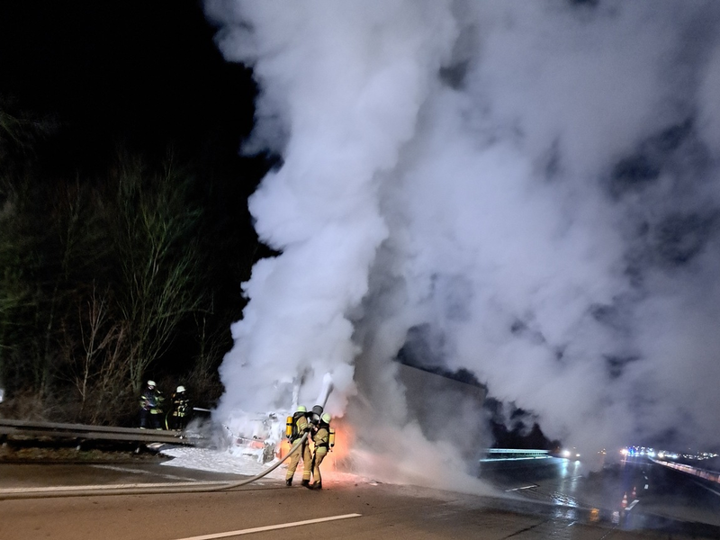 FW Pforzheim: LKW-Brand auf der BAB 8 - Foto: presseportal.de