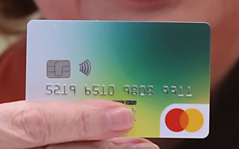 Asylbewerber sollen einen Teil ihrer Leistungen als Guthaben auf einer Bezahlkarte bekommen. - Foto: Bodo Schackow/dpa